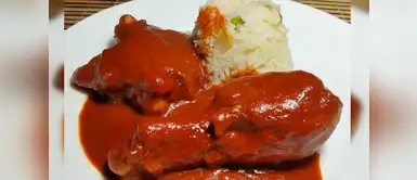 Disfruta de un exquisito pollo a la diabla con ensalada de fideos Disfruta de un exquisito pollo a la diabla con ensalada de fideos