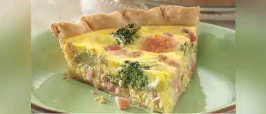 Disfruta de un delicioso quiche de jamón y queso suizo Disfruta de un delicioso quiche de jamón y queso suizo