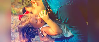 Abrazar a tu hijo lo hace más inteligente, afirma la ciencia Abrazar a tu hijo lo hace más inteligente, afirma la ciencia