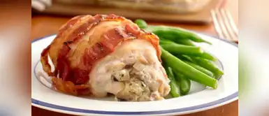 Sorprende a tu familia con este pollo relleno con champiñones, queso y tocino Sorprende a tu familia con este pollo relleno con champiñones, queso y tocino
