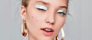 Celebridades como Emma Stone o Lady Gaga lo prefieren para sus 'looks' de noche. 7 consejos para perderle el miedo al maquillaje metálico