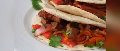 Deléitate con un riquísimo taco de lomo saltado con salsa a la huancaína Deléitate con un riquísimo taco de lomo saltado con salsa a la huancaína