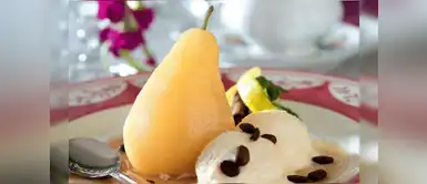 Disfruta de unas riquísimas y refrescantes peras al champagne con helado Disfruta de unas riquísimas y refrescantes peras al champagne con helado