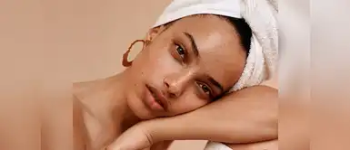 Los expertos recomiendan usar un peine de madera o uno especial para cabello mojado para evitar que este se quiebre. Consejos para peinar tu cabello cuando está mojado y no dañarlo en el intento