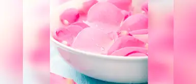 Las propiedades antibacteriales e antinflamatorias del agua de rosas hacen que sea un producto ideal para el cuidado de la piel. 9 usos alternativos que le puedes dar al agua de rosas