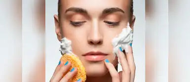 Usar agua muy caliente para limpiar el rostro solo retira la barrera de grasa y los aceites naturales que la piel generan para su protección, dejándola irritada. 8 errores que estás cometiendo al desmaquillar tu piel y tus ojos