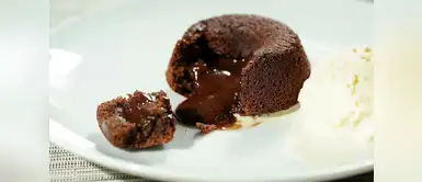 Engríete con unos exquisitos y saludables muffins volcánicos de chocolate Engríete con unos exquisitos y saludables muffins volcánicos de chocolate