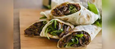 Disfruta de un rico wrap de lomito al horno con mozzarella y hummus Disfruta de un rico wrap de lomito al horno con mozzarella y hummus