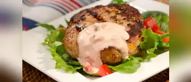 Disfruta de una rica hamburguesa de pavo con lentejas y ensalada caprese Disfruta de una rica hamburguesa de pavo con lentejas y ensalada caprese