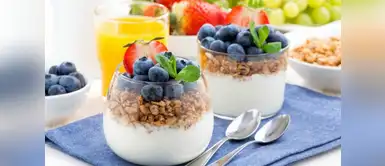 Ten un delicioso desayuno nutritivo de yogur con granola de quinoa y orejones Ten un delicioso desayuno nutritivo de yogur con granola de quinoa y orejones