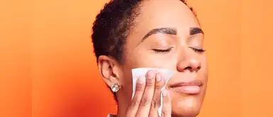 Es vital desmaquillarse por las noches para evitar el envejecimiento prematuro de la piel y la obstrucción de los poros. La rutina desmaquillante express que te salvará de apuros por las noches