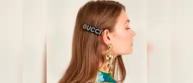 Gucci es una de las marcas que ha lanzado éstos accesorios con su nombre cómo pieza emblemática. ¡Alerta nostálgica! El accesorio de tu infancia volvió de la manera más chic
