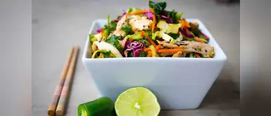 Prepara en diez minutos una deliciosa ensalada asiática de pollo picante Prepara en diez minutos una deliciosa ensalada asiática de pollo picante