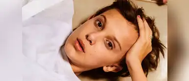 Millie Bobby Brown en "serios problemas" por You: Él no es acosador, está enamorado Millie Bobby Brown en "serios problemas" por You: Él no es acosador, está enamorado