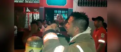 Bombero llora al no poder salvar la vida de una niña en incendio Bombero llora al no poder salvar la vida de una niña en incendio