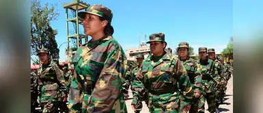 Las mujeres se licencian por primera vez del servicio militar en Bolivia Las mujeres se licencian por primera vez del servicio militar en Bolivia