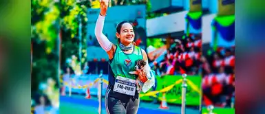 Corredora rescató a un perro y acabó la carrera con él en brazos Corredora rescató a un perro y acabó la carrera con él en brazos