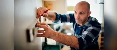 ¡Adiós a las marcas en la pared! Aprende a hacer agujeros sin taladro ¡Adiós a las marcas en la pared! Aprende a hacer agujeros sin taladro