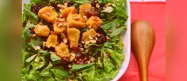 ¡Delicioso! Acompaña a tu plan nutricional con esta ensalada de queso frito ¡Delicioso! Acompaña a tu plan nutricional con esta ensalada de queso frito