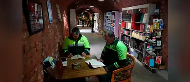 Recolectores de basura crean biblioteca con libros desechados Recolectores de basura crean biblioteca con libros desechados