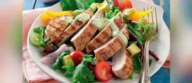 ¡Listo para servir! Ensalada de pollo con aderezo de mostaza y miel ¡Listo para servir! Ensalada de pollo con aderezo de mostaza y miel