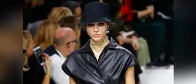 Dior vuelve a transformar la pasarela en un manifiesto feminista Dior vuelve a transformar la pasarela en un manifiesto feminista