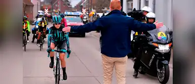 Ciclista mujer es frenada para no alcanzar al pelotón de hombres Ciclista mujer es frenada para no alcanzar al pelotón de hombres