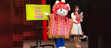 Hello Kitty promociona turismo en Perú luciendo chullo y poncho Hello Kitty promociona turismo en Perú luciendo chullo y poncho