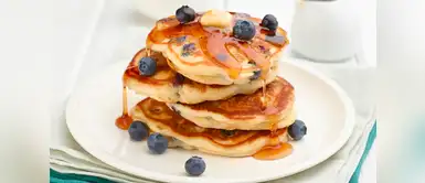 ¡Desayuno de lujo! Tortitas con plátano y arándanos ¡Desayuno de lujo! Tortitas con plátano y arándanos