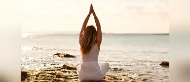 Conoce los grandes beneficios de practicar yoga en la playa Conoce los grandes beneficios de practicar yoga en la playa