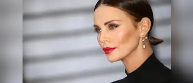 Besan a traductora de Charlize Theron sin autorización y ella la defiende Besan a traductora de Charlize Theron sin autorización y ella la defiende