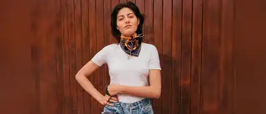 6 creativas maneras de estilizar tu bufanda o pañuelo de seda preferido 6 creativas maneras de estilizar tu bufanda o pañuelo de seda preferido