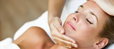 Estos son los masajes que puedes hacerle a tu rostro para desinflamarlo Estos son los masajes que puedes hacerle a tu rostro para desinflamarlo