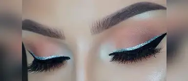 6 sencillos pasos para recrear un delineado de gato con glitter 6 sencillos pasos para recrear un delineado de gato con glitter