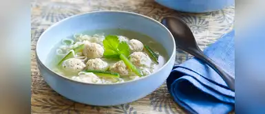 ¡Receta oriental! Sopa de pollo con bolitas picantes ¡Receta oriental! Sopa de pollo con bolitas picantes