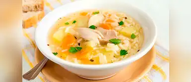 Caliéntate en este día frío con un delicioso caldo de pollo y verduras Caliéntate en este día frío con un delicioso caldo de pollo y verduras