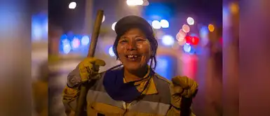 Mujer barre las calles de madrugada para que su hija termine la universidad Mujer barre las calles de madrugada para que su hija termine la universidad