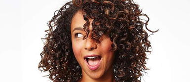 Sigue estos tips para mantener tus rizos definidos y en su lugar Sigue estos tips para mantener tus rizos definidos y en su lugar