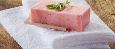 Mira cómo puedes hacer paso a paso un jabón de fresa para cuidar tu piel Mira cómo puedes hacer paso a paso un jabón de fresa para cuidar tu piel