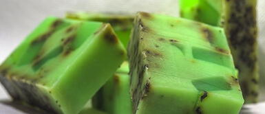 Así es cómo puedes preparar un jabón casero de menta y limón para piel grasa Así es cómo puedes preparar un jabón casero de menta y limón para piel grasa