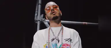 J Balvin posó para revista rusa usando una creación de Yirko Sivirich J Balvin posó para revista rusa usando una creación de Yirko Sivirich
