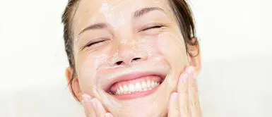 Prepara un exfoliante de aceite de coco y sal para tener una piel suave Prepara un exfoliante de aceite de coco y sal para tener una piel suave