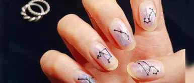 Enamórate de estos diseños de uñas de constelación que puedes animarte a probar Enamórate de estos diseños de uñas de constelación que puedes animarte a probar