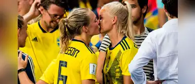 La historia detrás del beso de 2 jugadoras en el Mundial de Fútbol Femenino La historia detrás del beso de 2 jugadoras en el Mundial de Fútbol Femenino