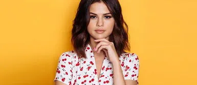 Selena Gomez deslumbra a sus seguidores con su traje de baño estilo Baywatch Selena Gomez deslumbra a sus seguidores con su traje de baño estilo Baywatch