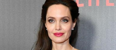 Angelina Jolie vuelve a poner el labial rosa como tendencia de maquillaje Angelina Jolie vuelve a poner el labial rosa como tendencia de maquillaje