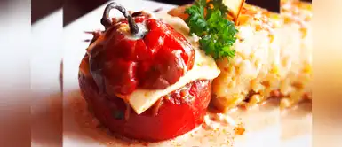 Delicioso rocoto relleno con pastel de papa al estilo arequipeño Delicioso rocoto relleno con pastel de papa al estilo arequipeño