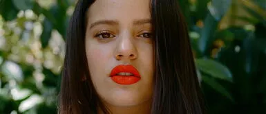 Este es el excéntrico look que usó Rosalía en el estreno de El Rey León Este es el excéntrico look que usó Rosalía en el estreno de El Rey León