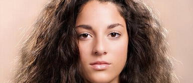 Aprende a hacer una mascarilla de huevo y aceite de oliva para evitar el frizz Aprende a hacer una mascarilla de huevo y aceite de oliva para evitar el frizz