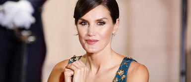 La reina Letizia deslumbra con su look rojo total en Valencia La reina Letizia deslumbra con su look rojo total en Valencia